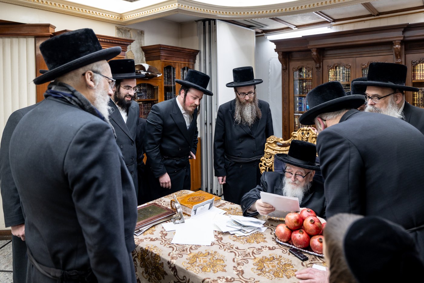 תורמי 'קמחא דפסחא' בחצה"ק סקווירא, מתברכים מהאדמו"ר