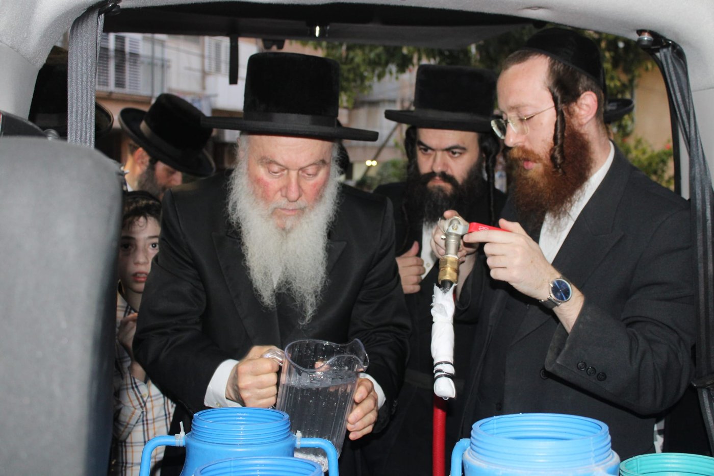 האדמו"ר מוואסלוי בשאיבת מים שלנו
