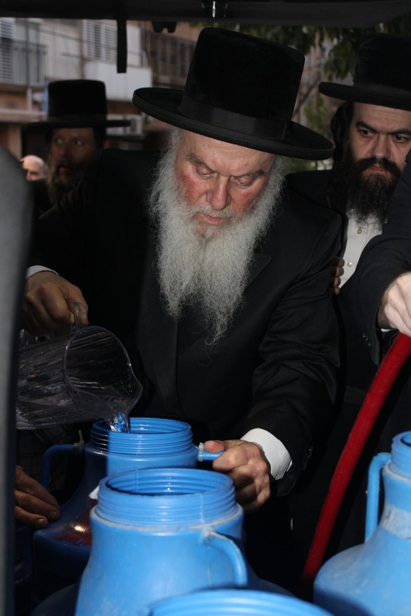 האדמו"ר מוואסלוי בשאיבת מים שלנו