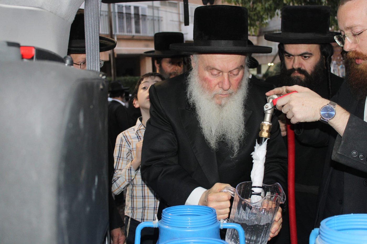 האדמו"ר מוואסלוי בשאיבת מים שלנו