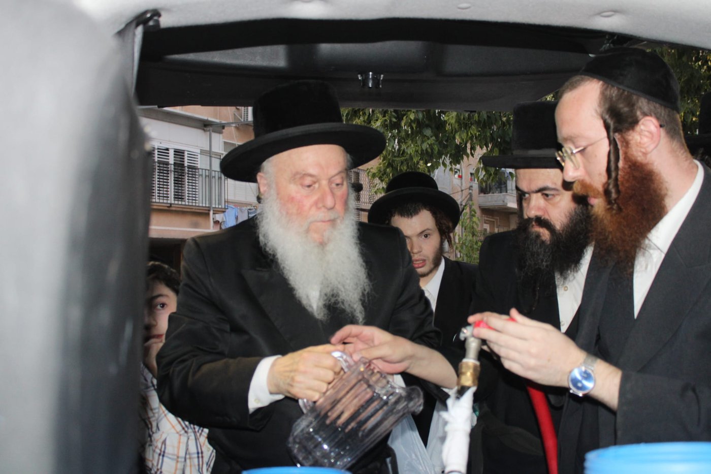 האדמו"ר מוואסלוי בשאיבת מים שלנו