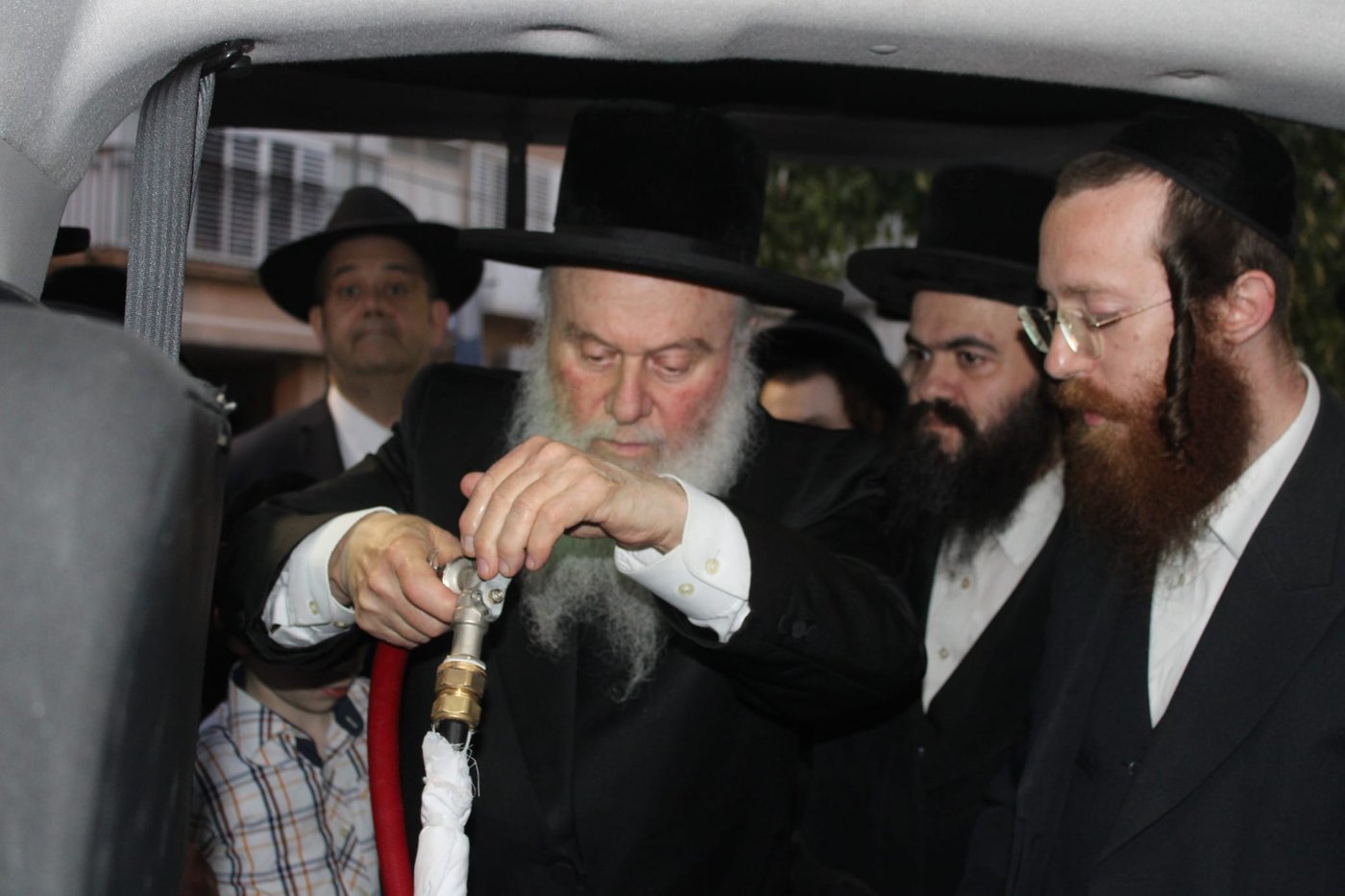 האדמו"ר מוואסלוי בשאיבת מים שלנו