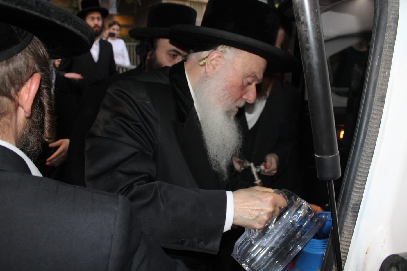 האדמו"ר מוואסלוי בשאיבת מים שלנו