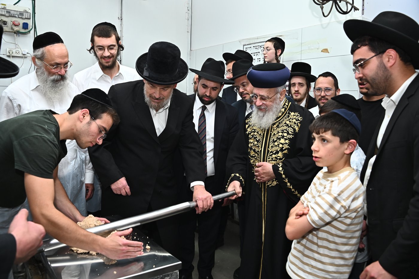 הראשל"צ הגאון רבי יצחק יוסף באפיית מצות