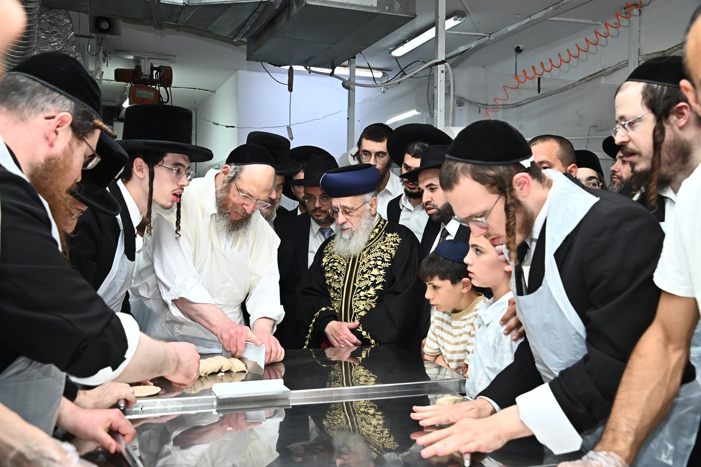 הראשל"צ הגאון רבי יצחק יוסף באפיית מצות