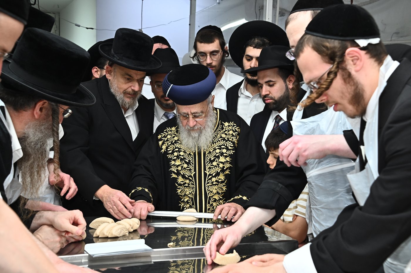 הראשל"צ הגאון רבי יצחק יוסף באפיית מצות