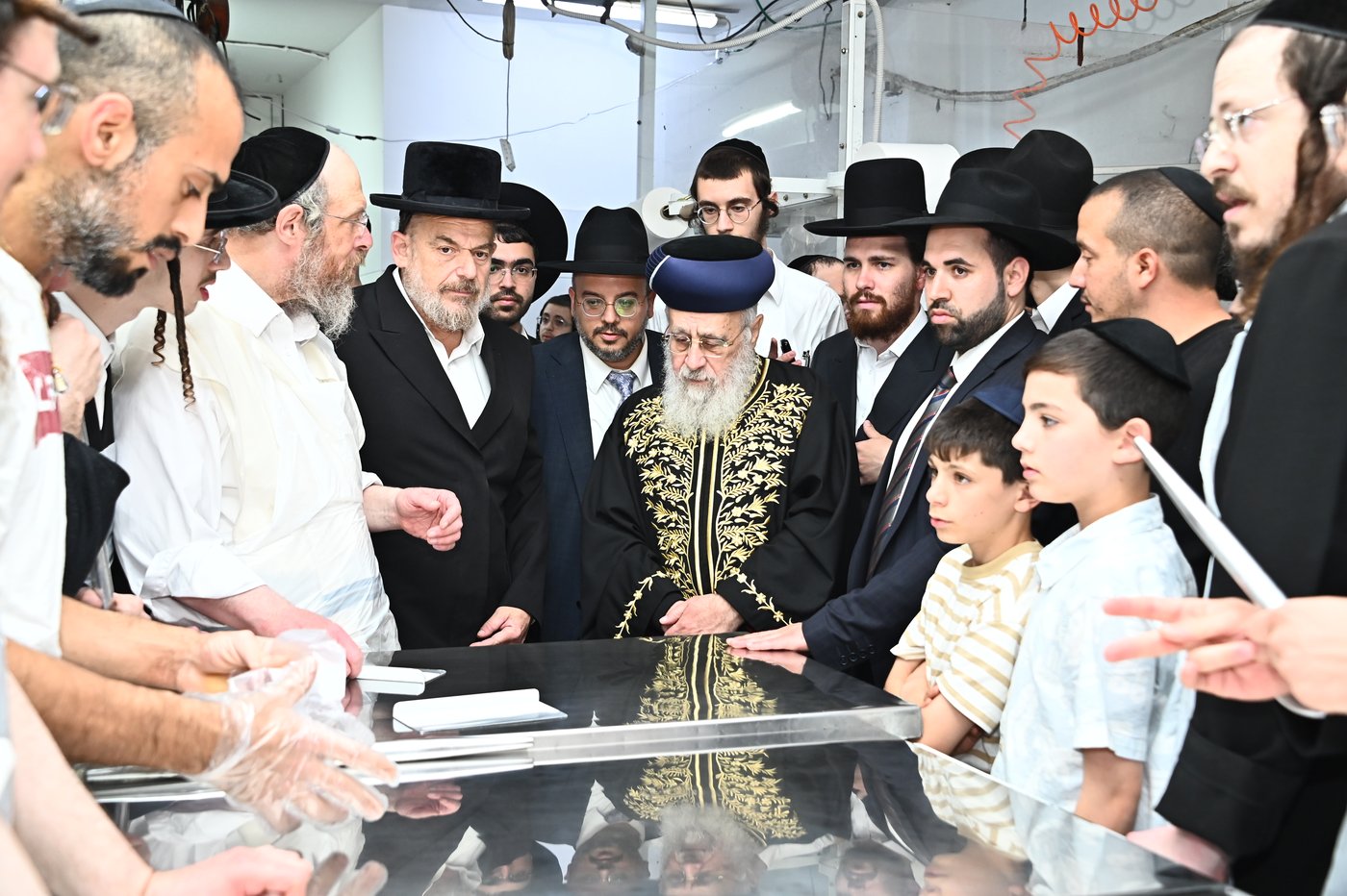 הראשל"צ הגאון רבי יצחק יוסף באפיית מצות