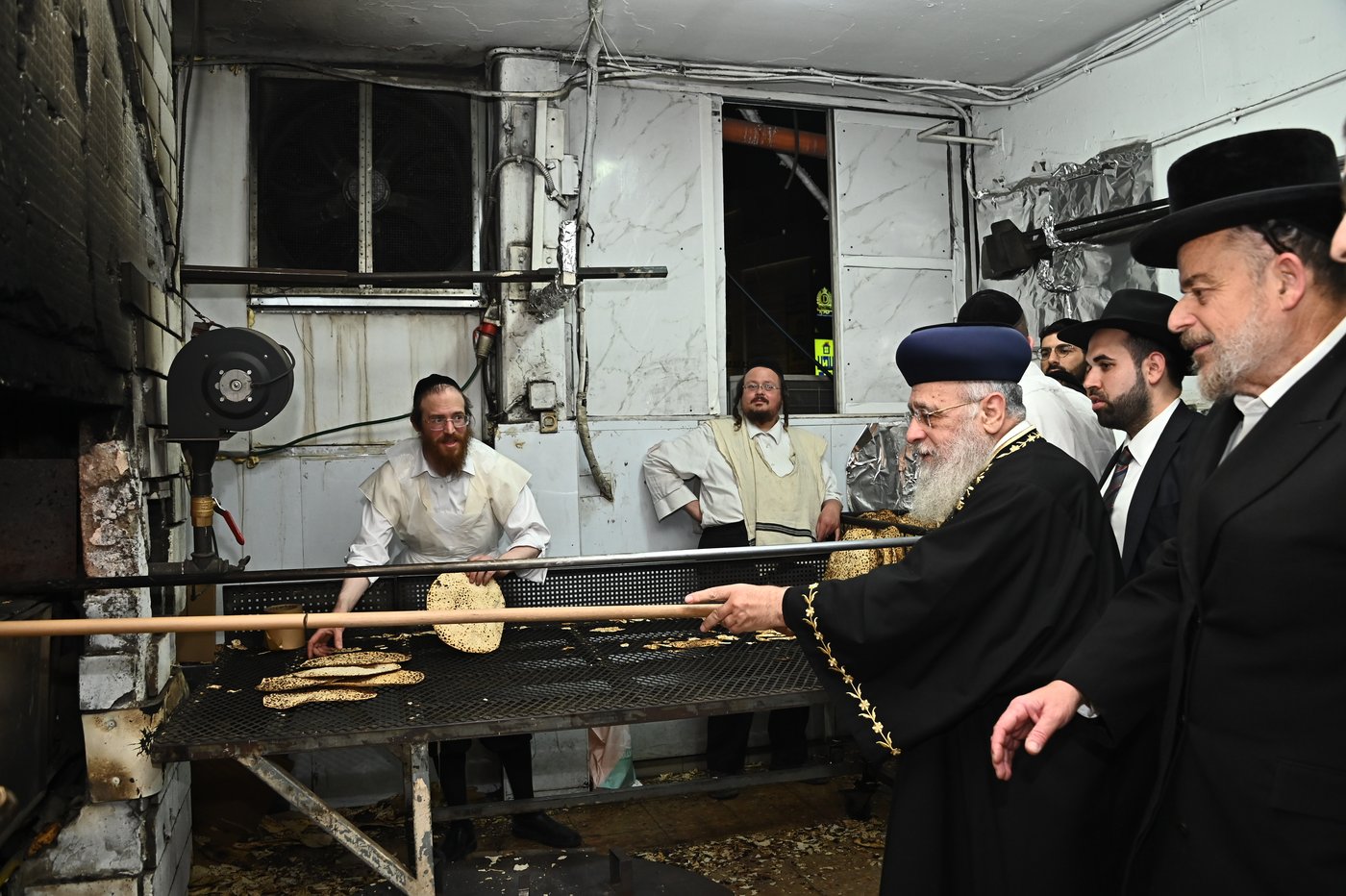 הראשל"צ הגאון רבי יצחק יוסף באפיית מצות