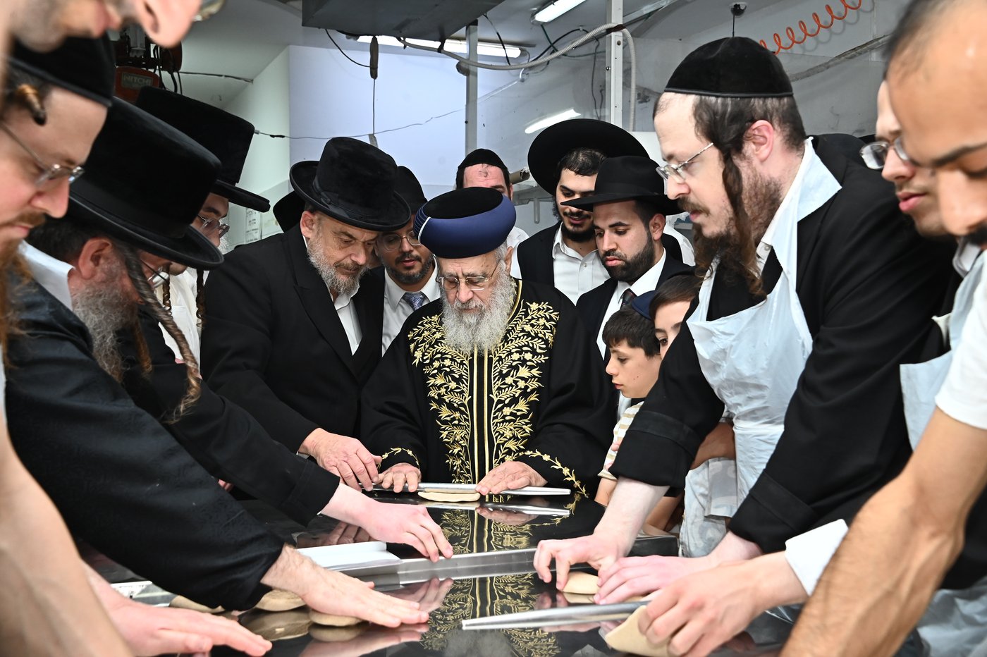 הראשל"צ הגאון רבי יצחק יוסף באפיית מצות