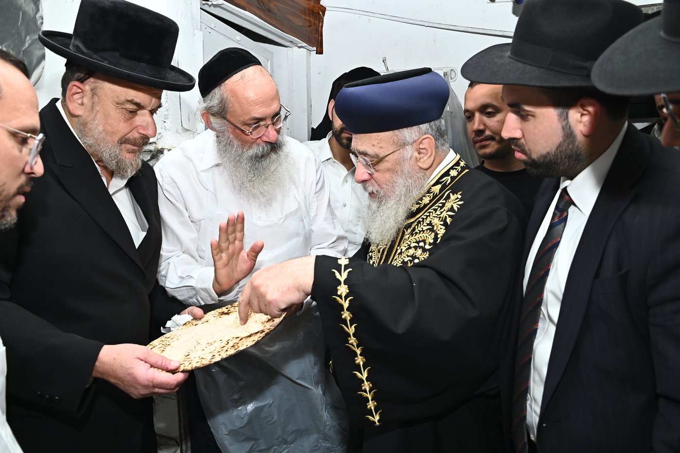 הראשל"צ הגאון רבי יצחק יוסף באפיית מצות