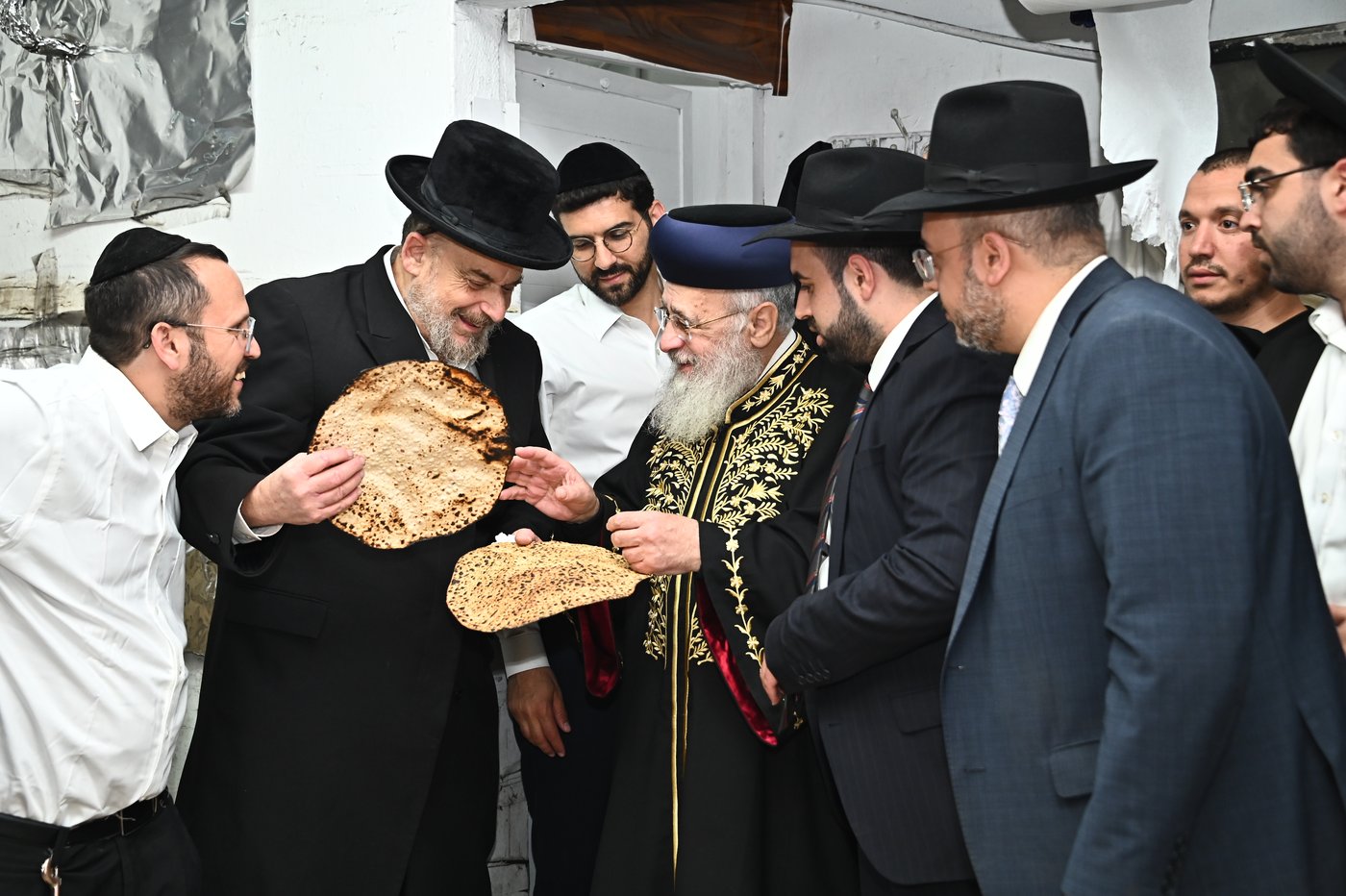 הראשל"צ הגאון רבי יצחק יוסף באפיית מצות