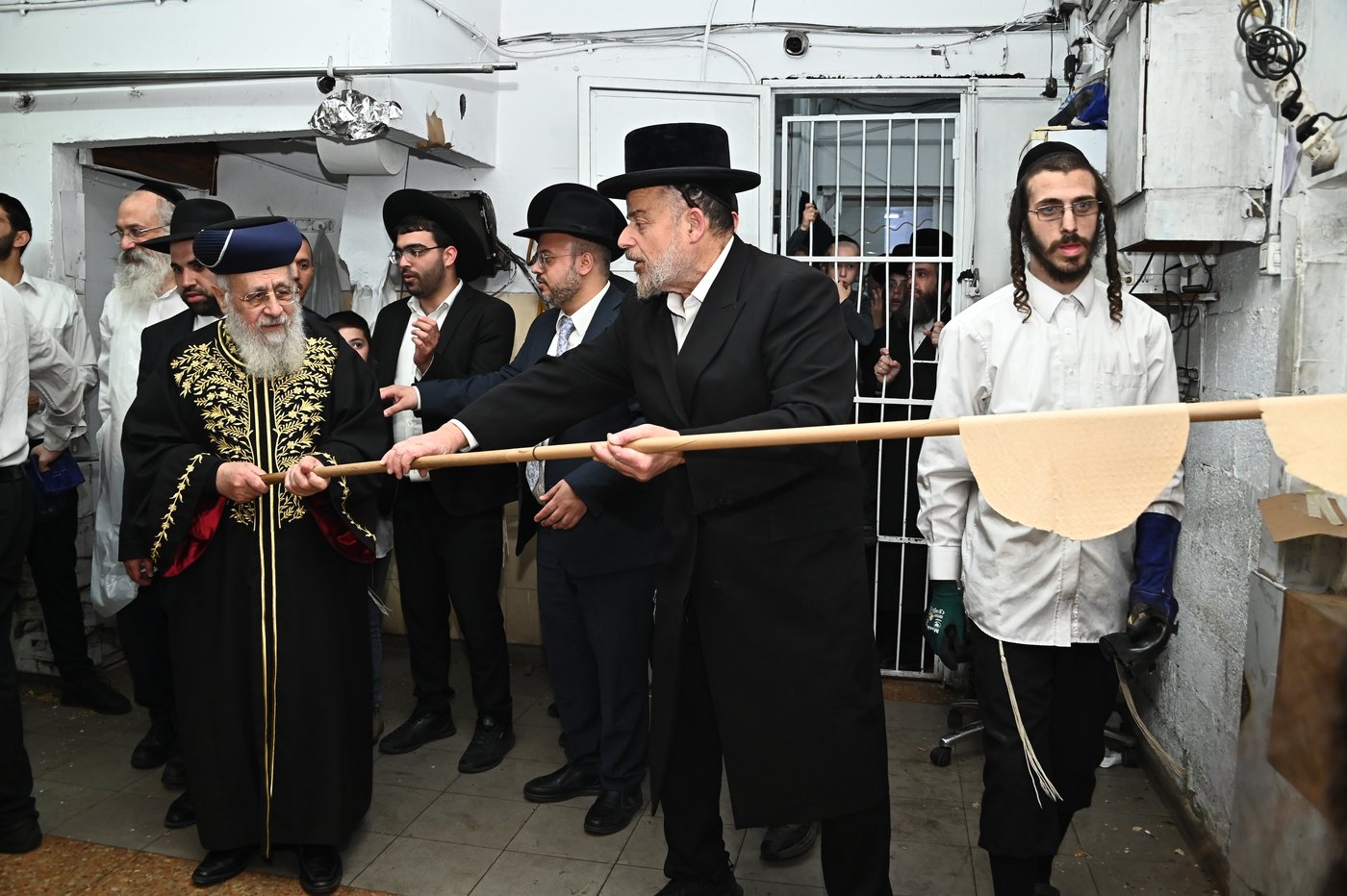 הראשל"צ הגאון רבי יצחק יוסף באפיית מצות
