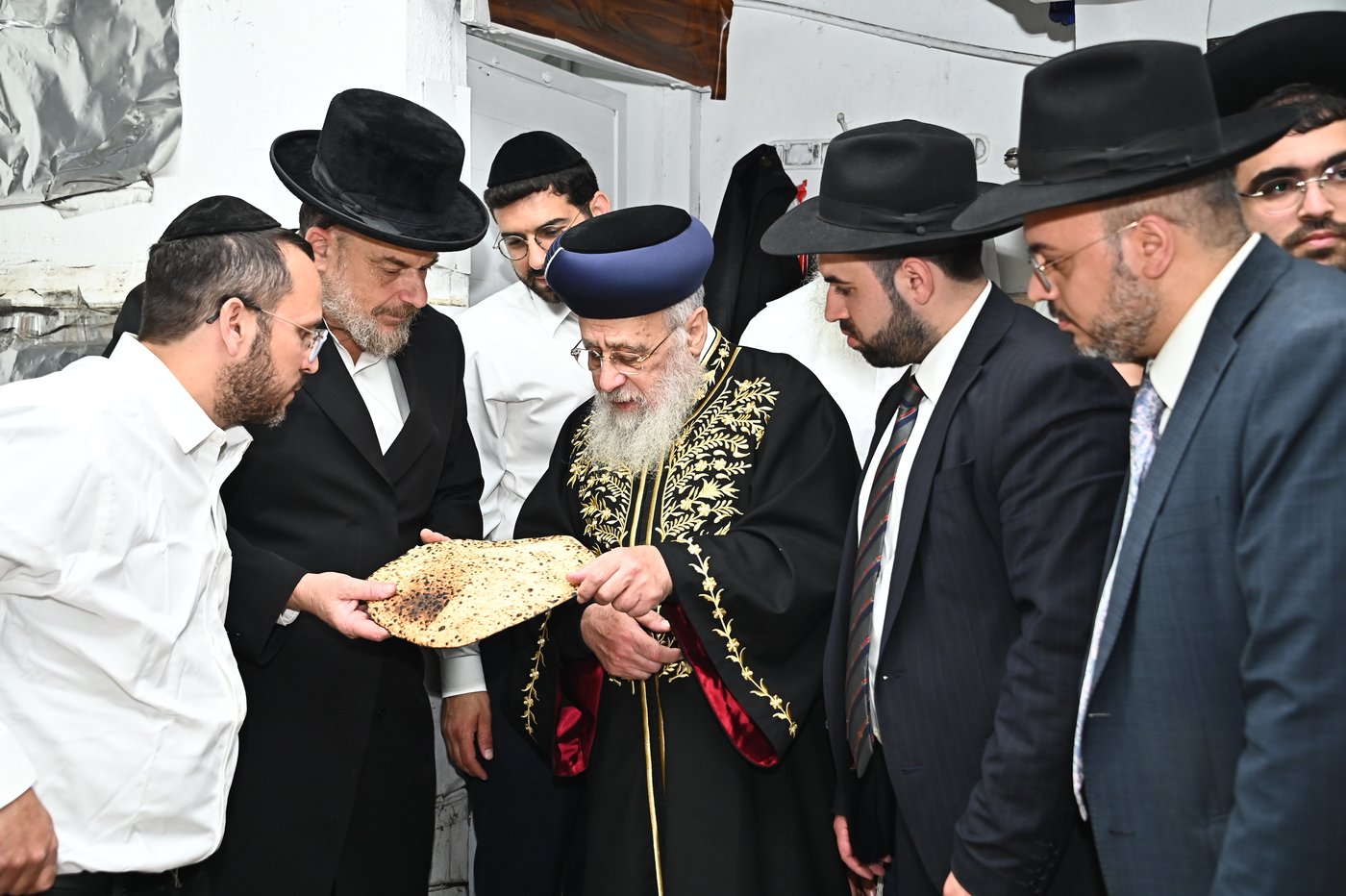 הראשל"צ הגאון רבי יצחק יוסף באפיית מצות