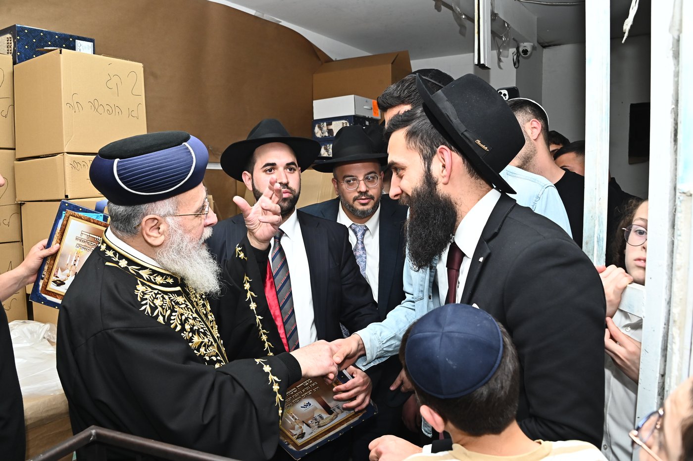 הראשל"צ הגאון רבי יצחק יוסף באפיית מצות