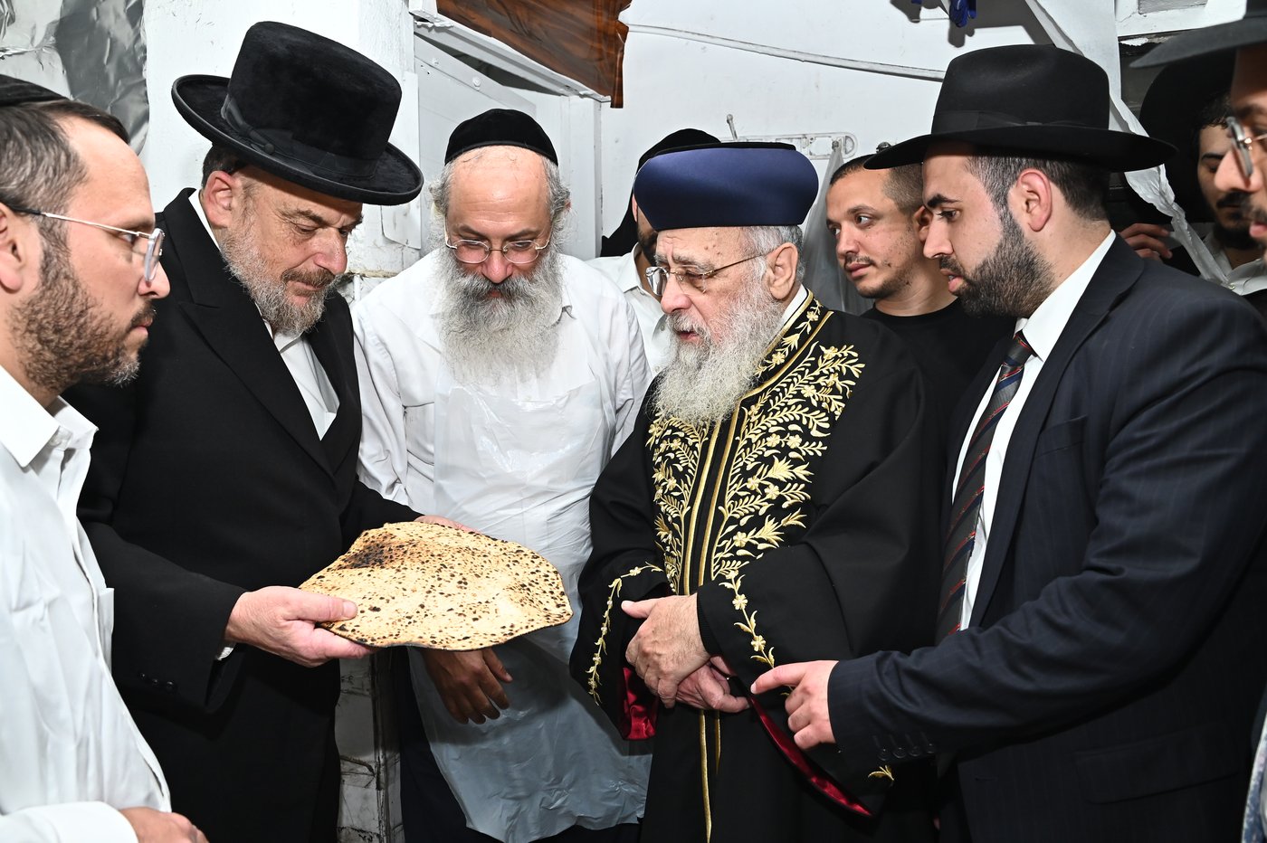 הראשל"צ הגאון רבי יצחק יוסף באפיית מצות