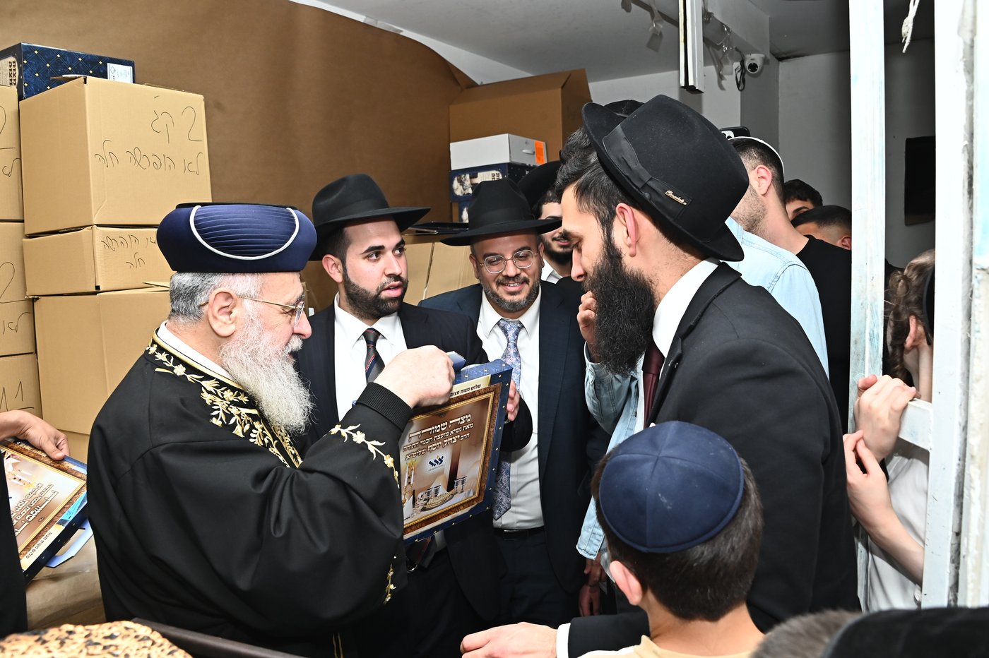 הראשל"צ הגאון רבי יצחק יוסף באפיית מצות