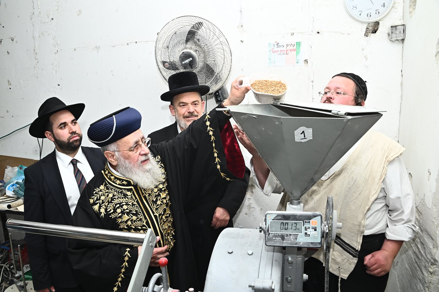 הראשל"צ הגאון רבי יצחק יוסף באפיית מצות