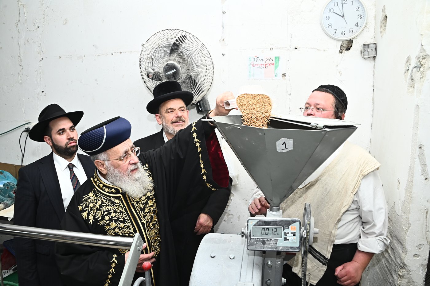 הראשל"צ הגאון רבי יצחק יוסף באפיית מצות