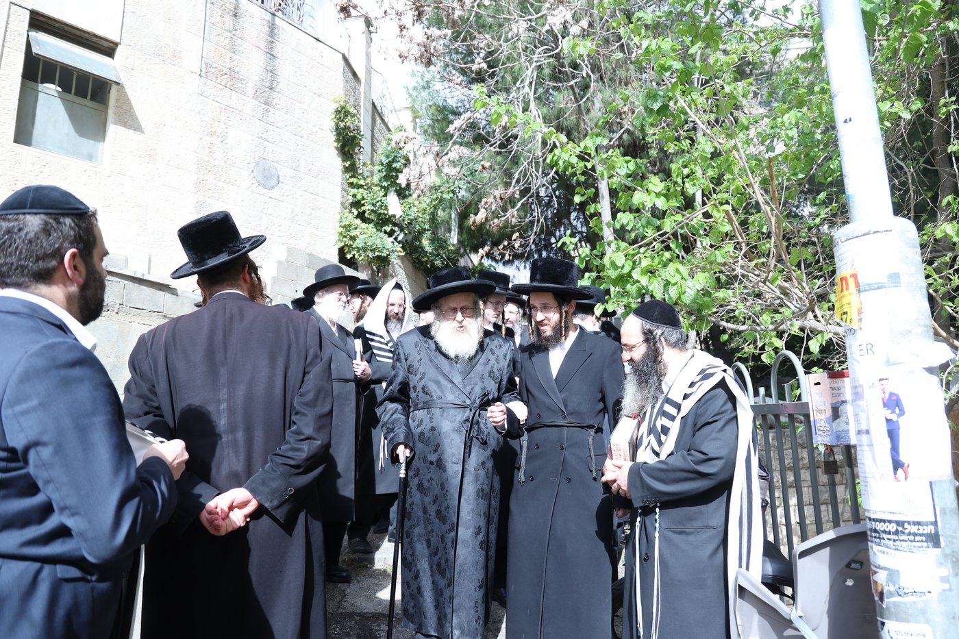 האדמו"ר מקומרנא בברכת האילנות