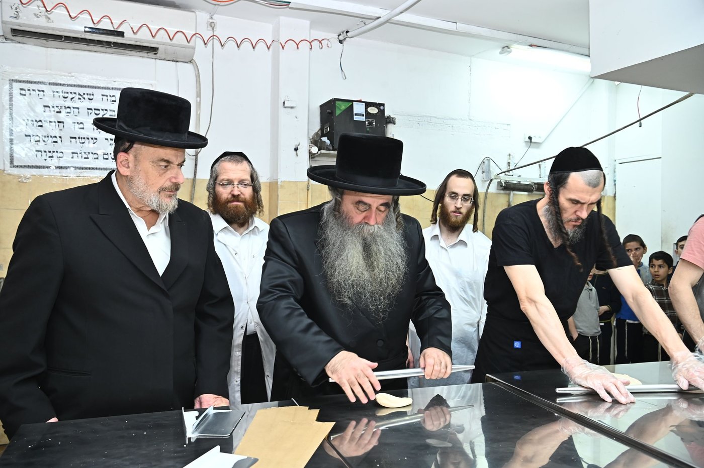 הגאון רבי סיני הלברשטאם באפיית מצות