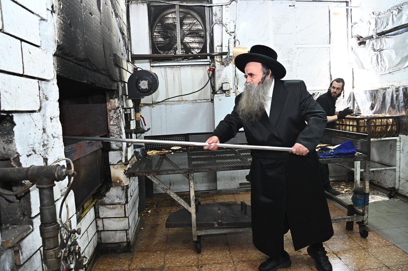 הגאון רבי סיני הלברשטאם באפיית מצות