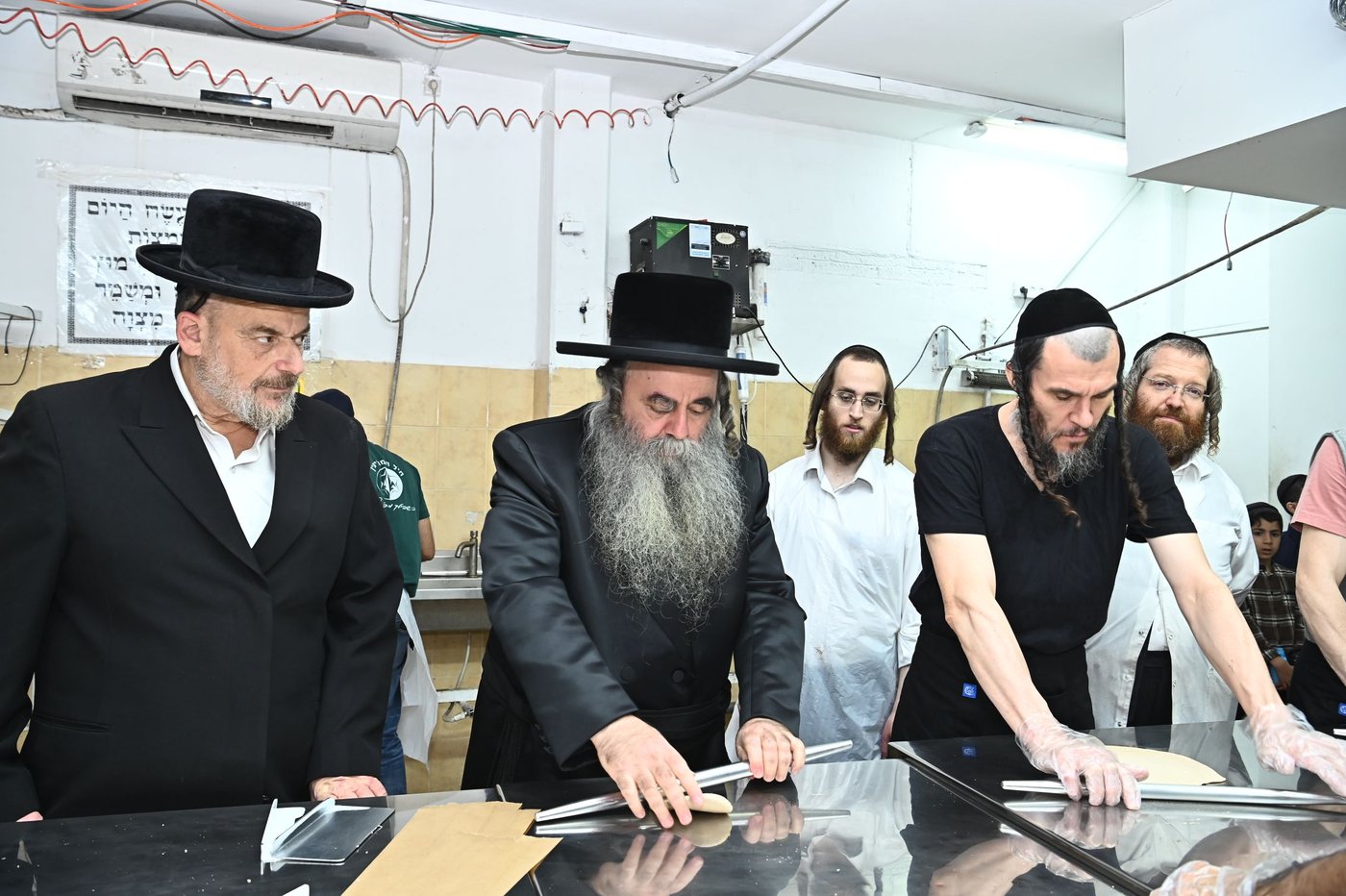 הגאון רבי סיני הלברשטאם באפיית מצות