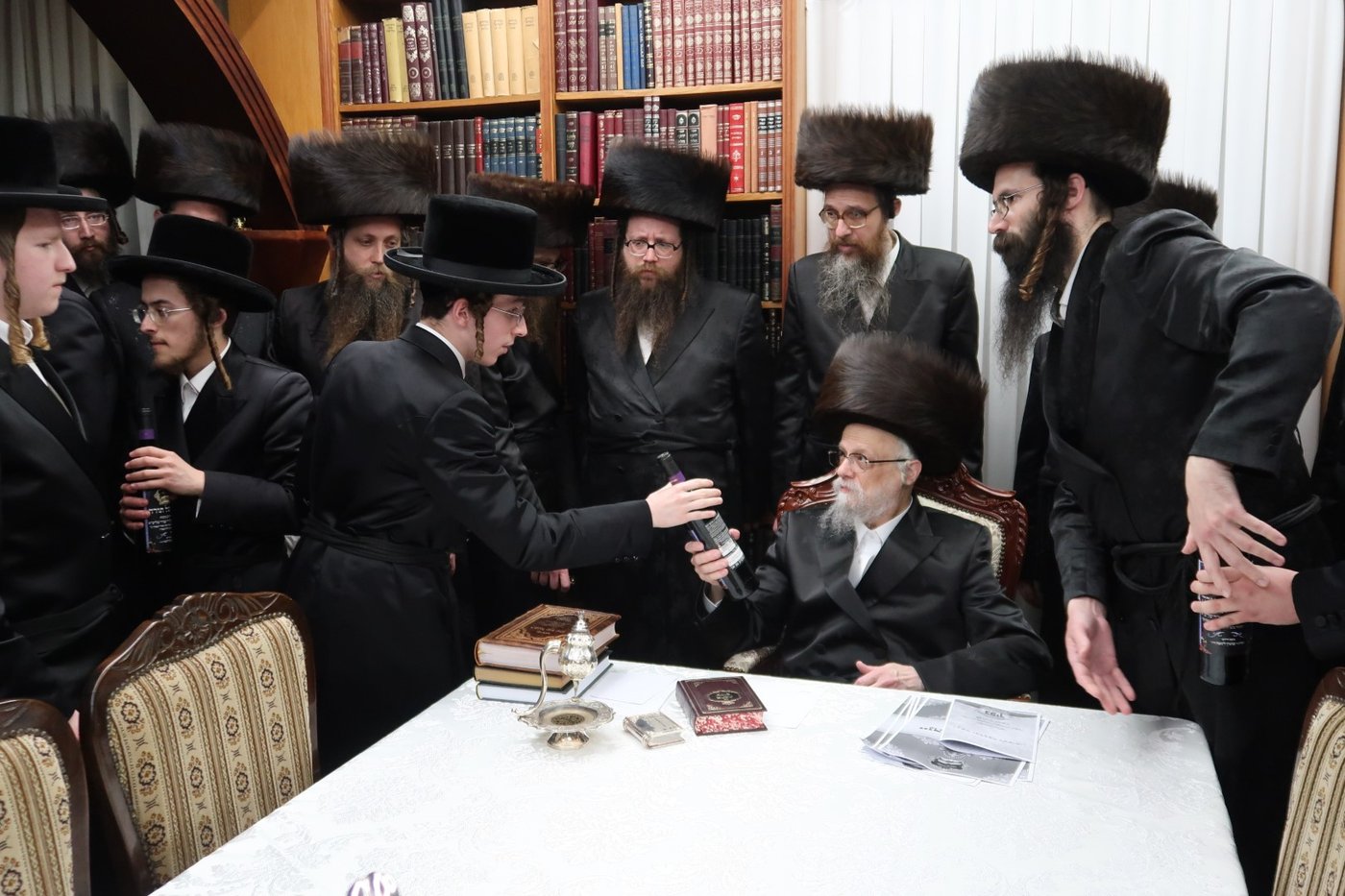 האדמו"ר מסערט ויז'ניץ בחלוקת יין לארבע כוסות למצטייני הישיבה 