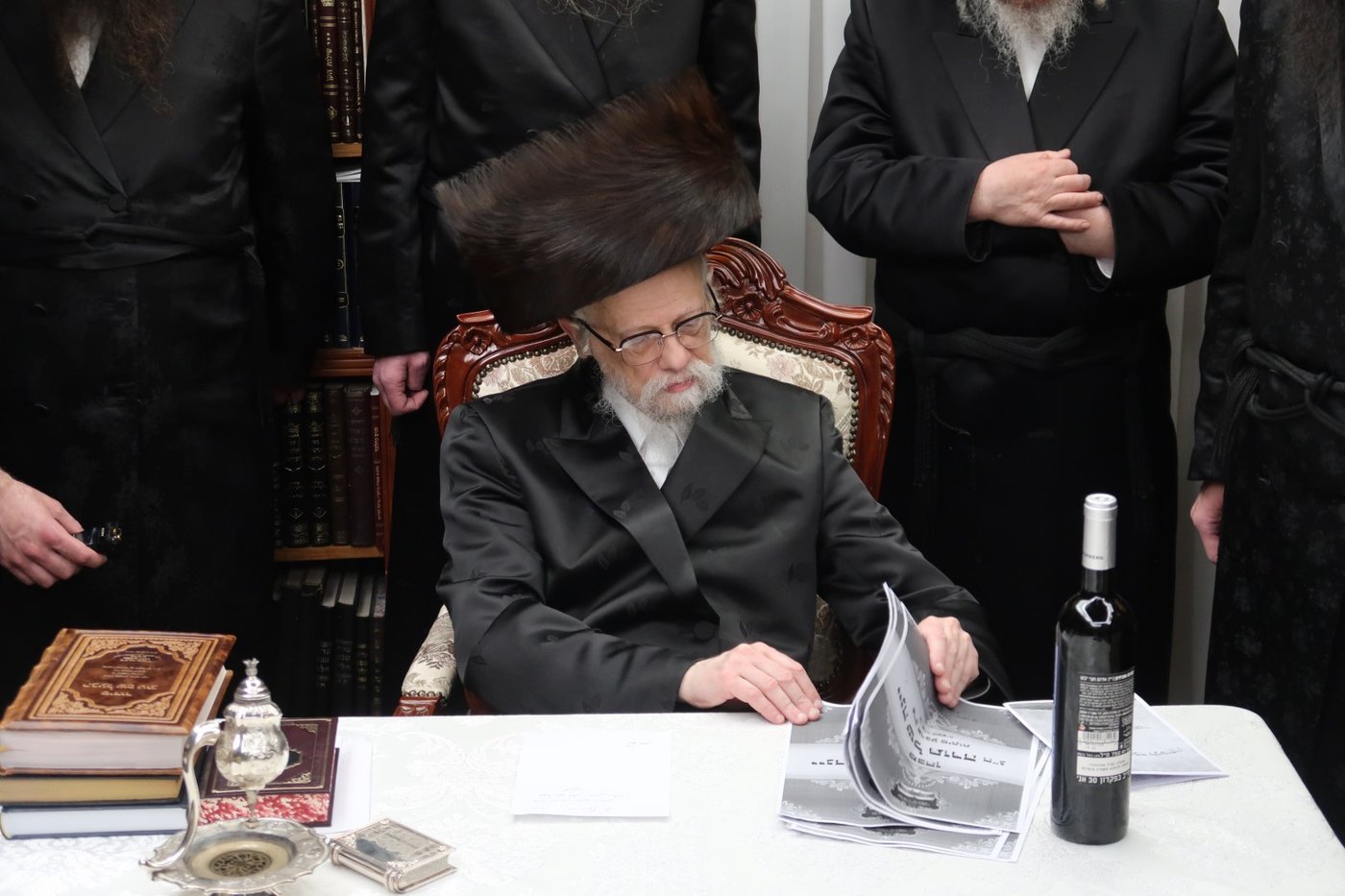 האדמו"ר מסערט ויז'ניץ בחלוקת יין לארבע כוסות למצטייני הישיבה 