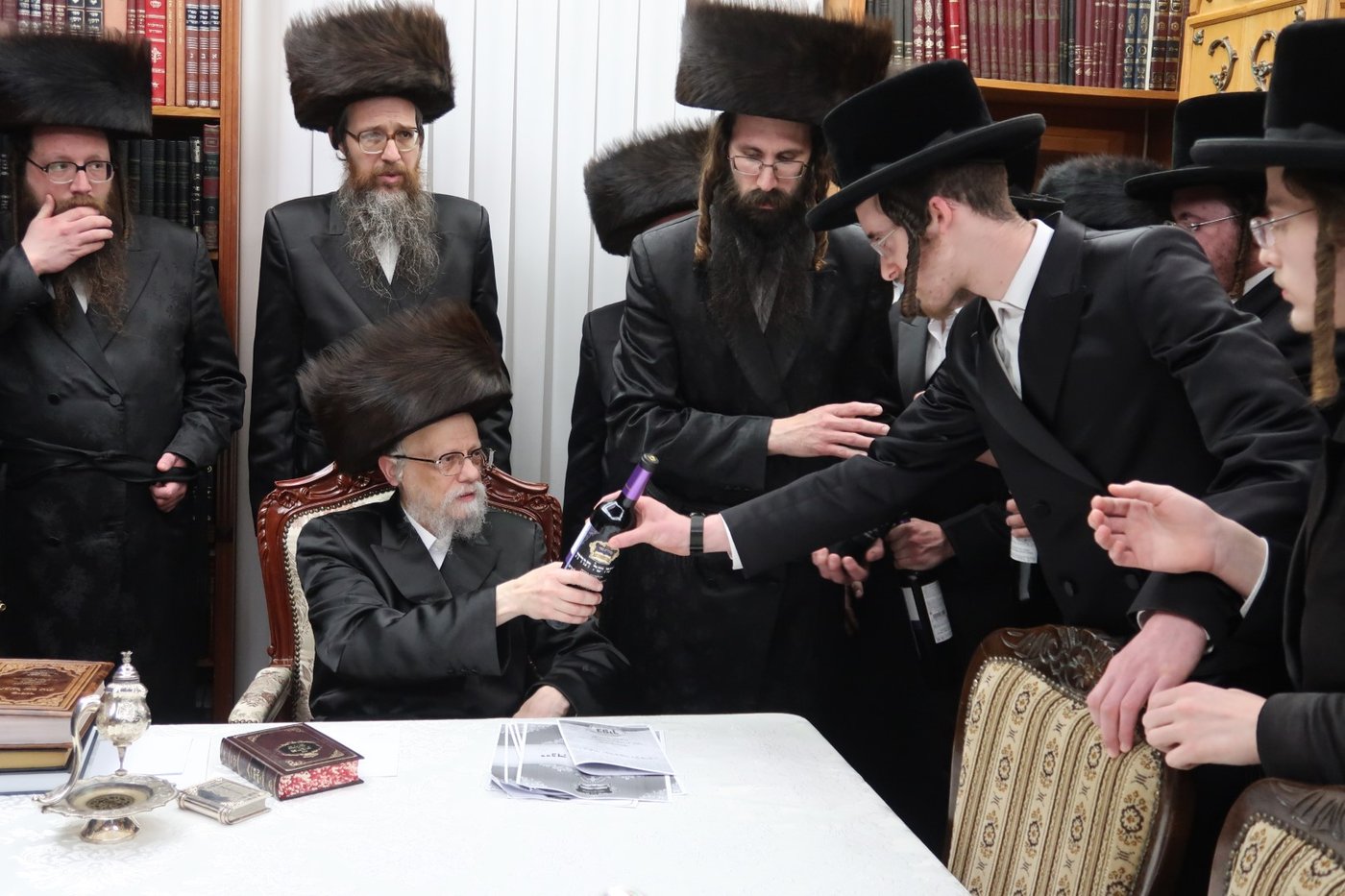 האדמו"ר מסערט ויז'ניץ בחלוקת יין לארבע כוסות למצטייני הישיבה 