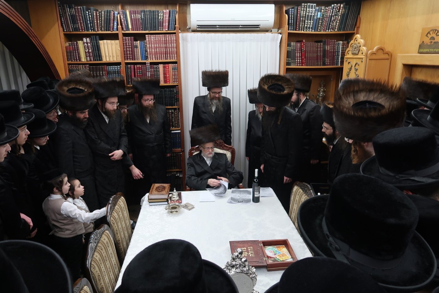 האדמו"ר מסערט ויז'ניץ בחלוקת יין לארבע כוסות למצטייני הישיבה 