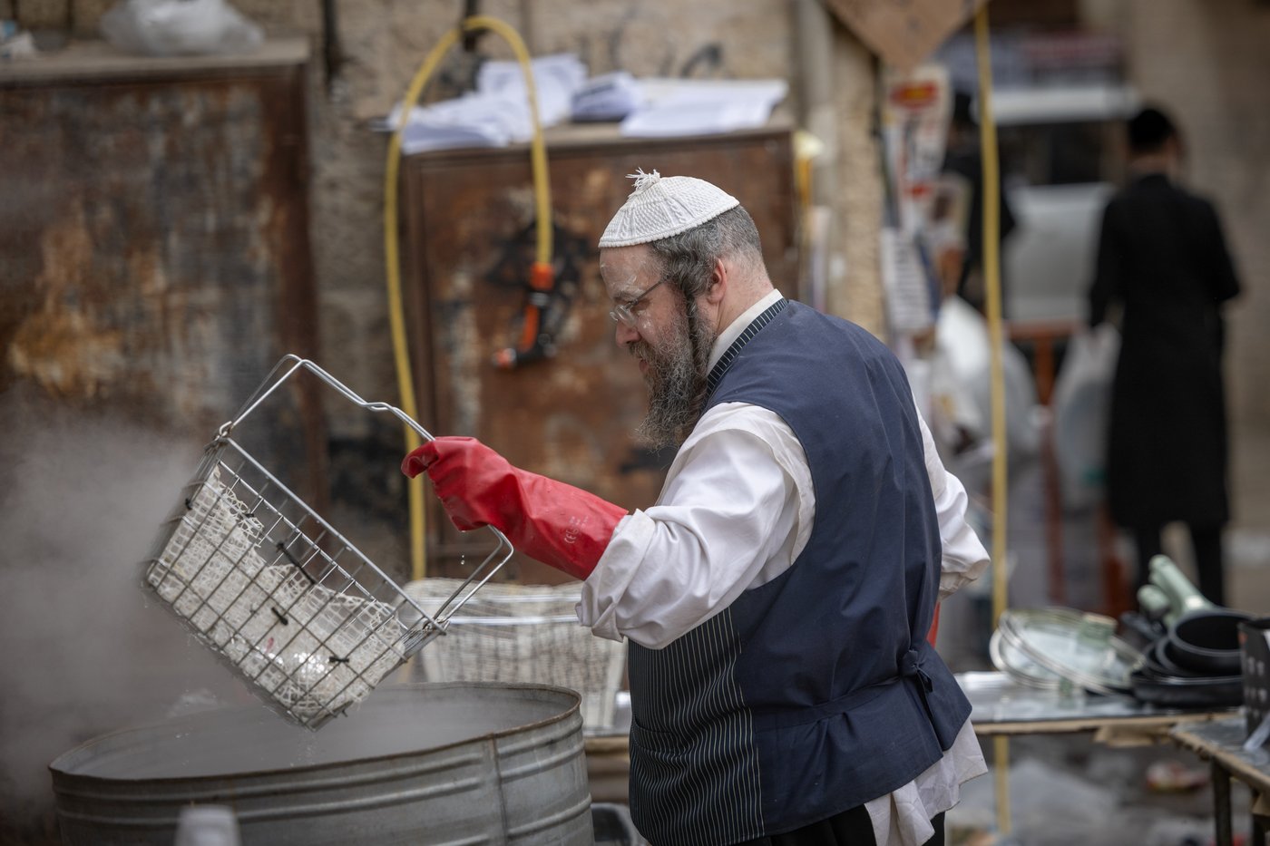 הגעלת כלים וקמחא דפסחא | מאה שערים נערכת לליל הסדר