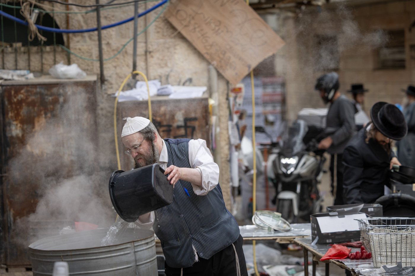 הגעלת כלים וקמחא דפסחא | מאה שערים נערכת לליל הסדר