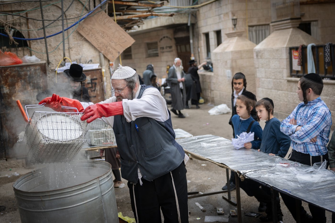 הגעלת כלים וקמחא דפסחא | מאה שערים נערכת לליל הסדר