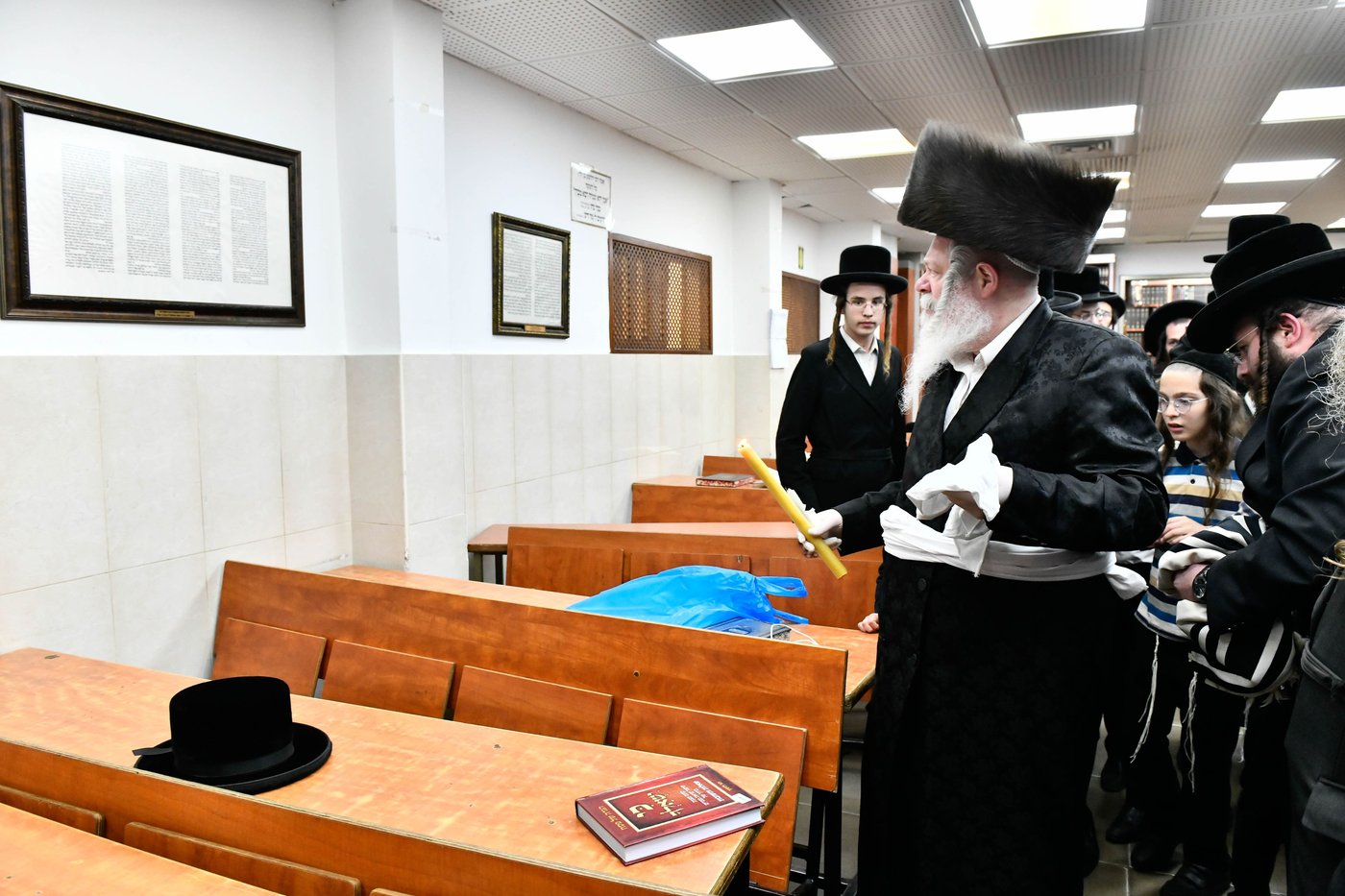 האדמו"ר מפרימשלאן בבדיקת חמץ