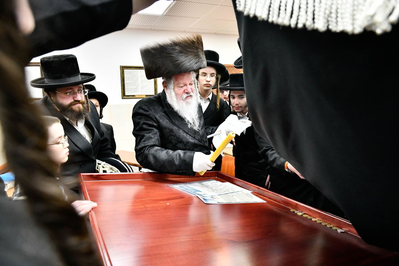 האדמו"ר מפרימשלאן בבדיקת חמץ