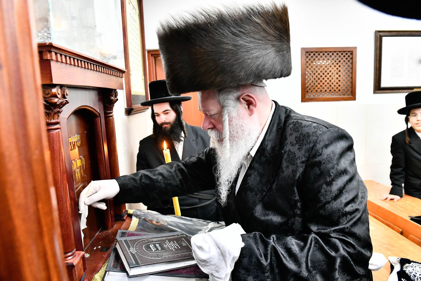 האדמו"ר מפרימשלאן בבדיקת חמץ