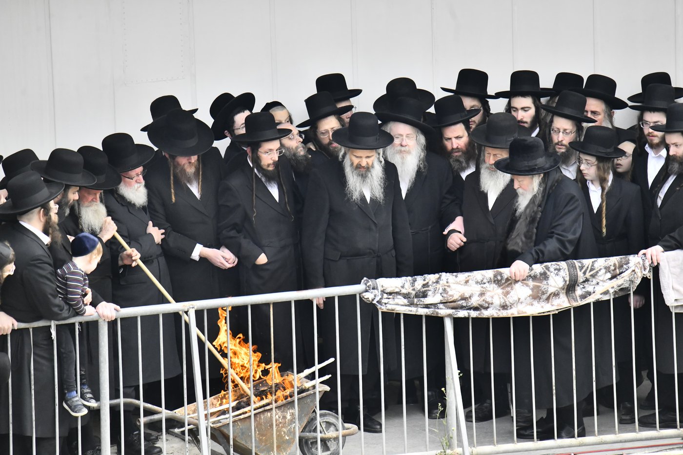 האדמו"ר מגור בשריפת חמץ