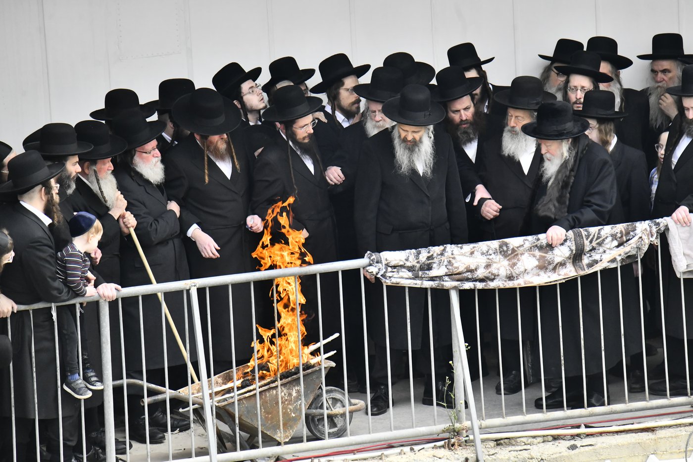 האדמו"ר מגור בשריפת חמץ