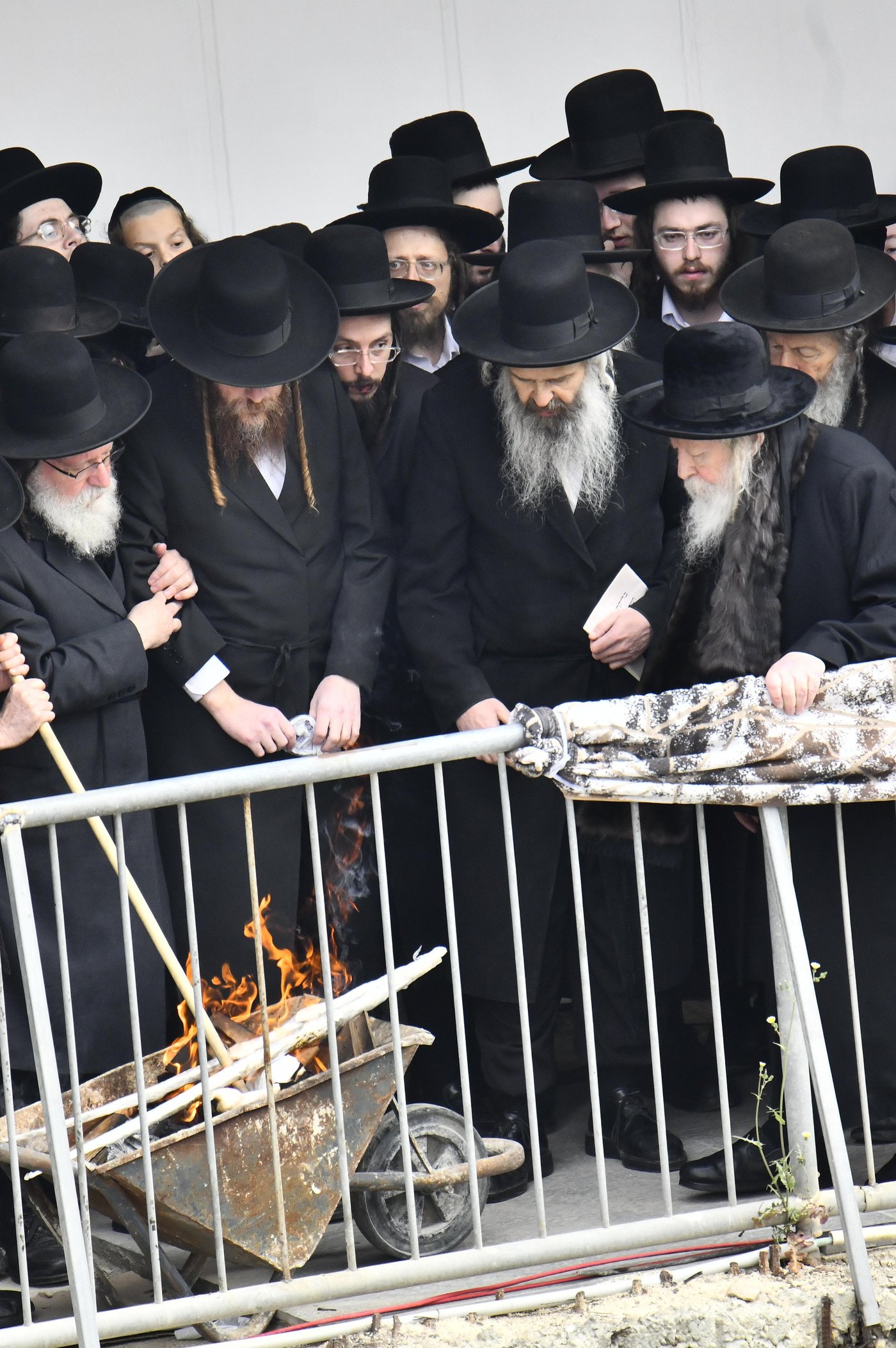 האדמו"ר מגור בשריפת חמץ