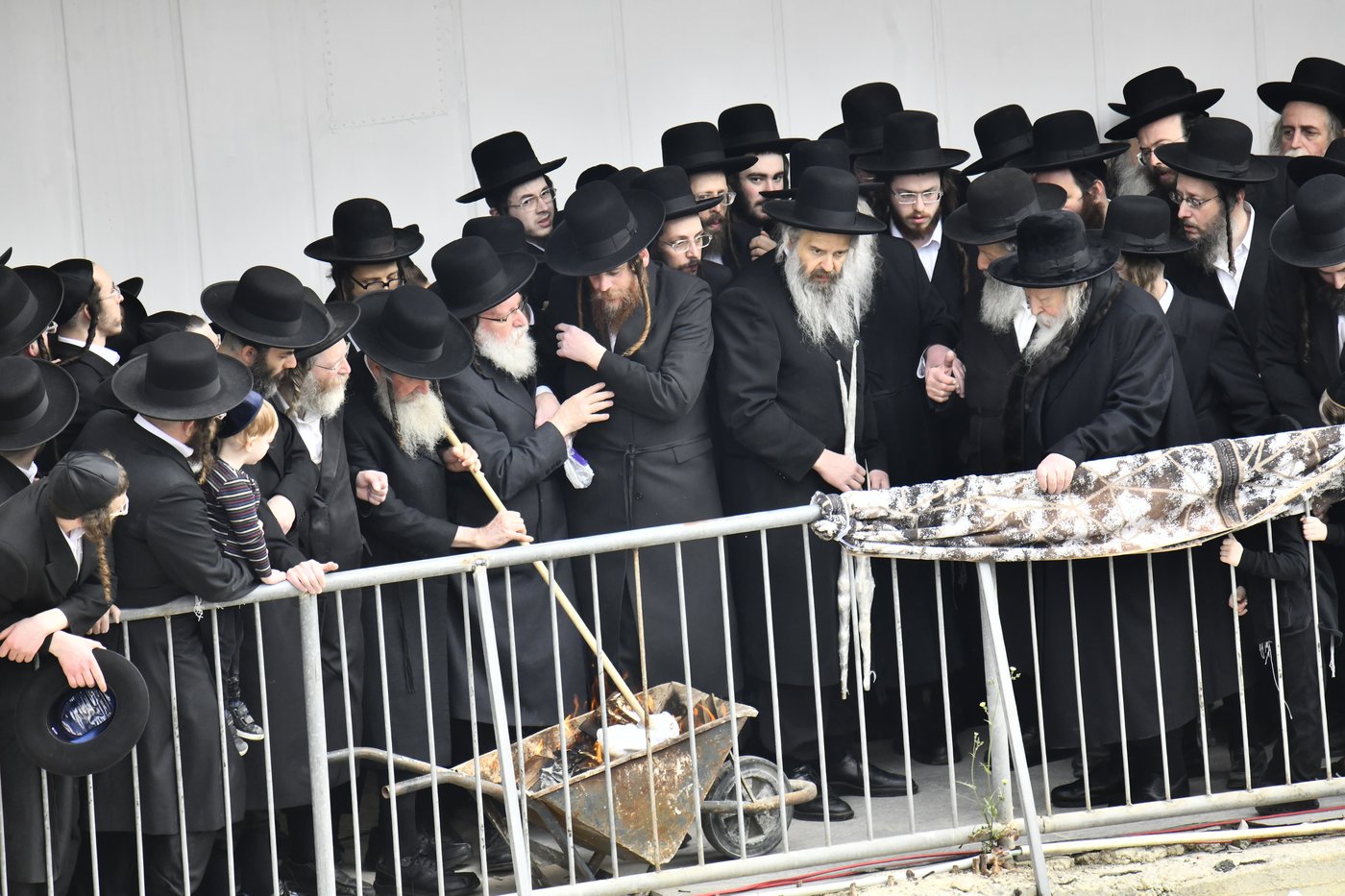 האדמו"ר מגור בשריפת חמץ