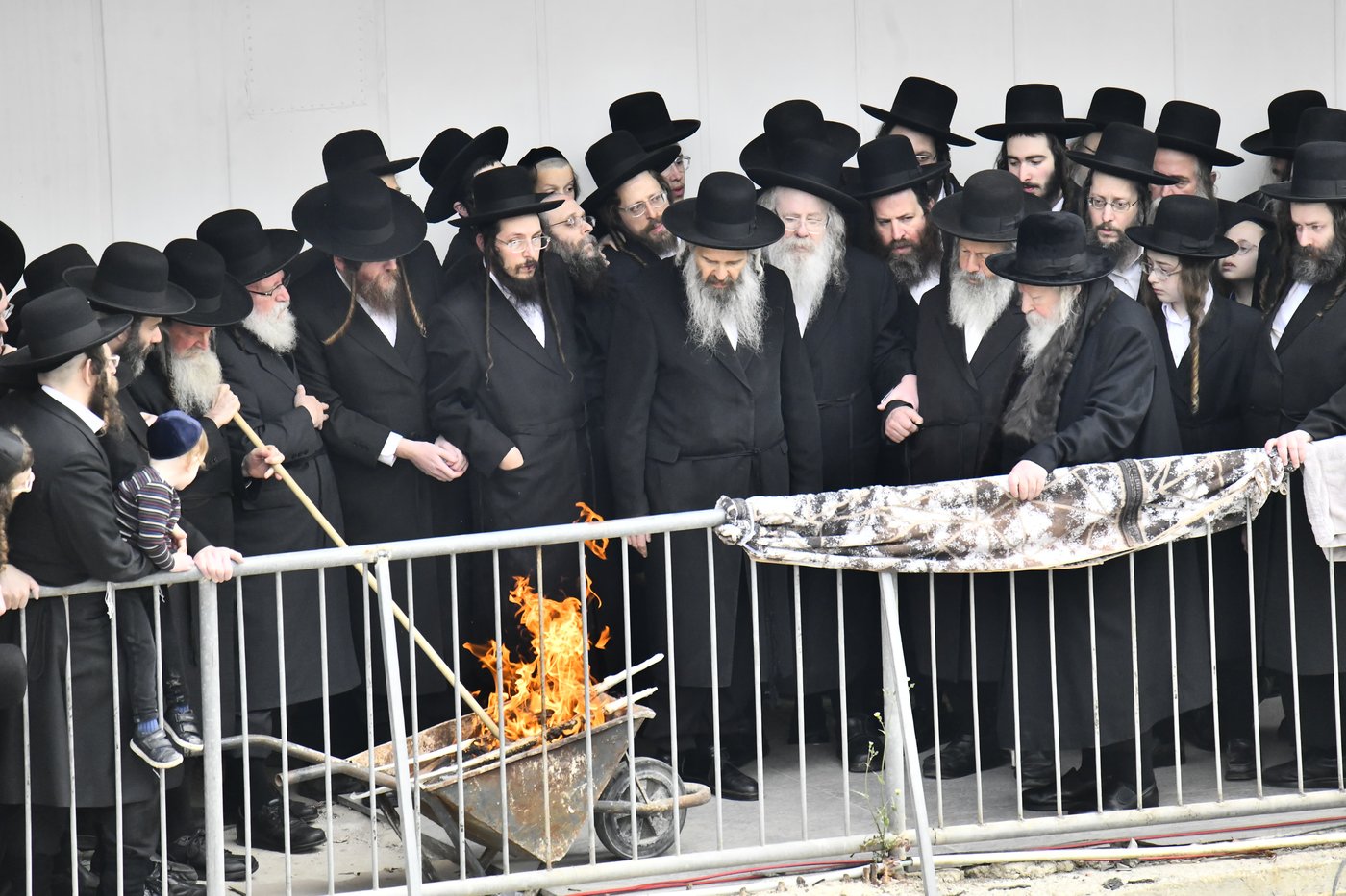 האדמו"ר מגור בשריפת חמץ