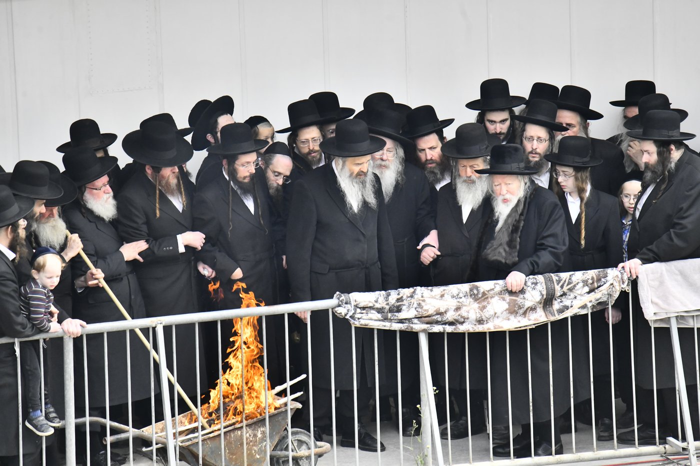 האדמו"ר מגור בשריפת חמץ