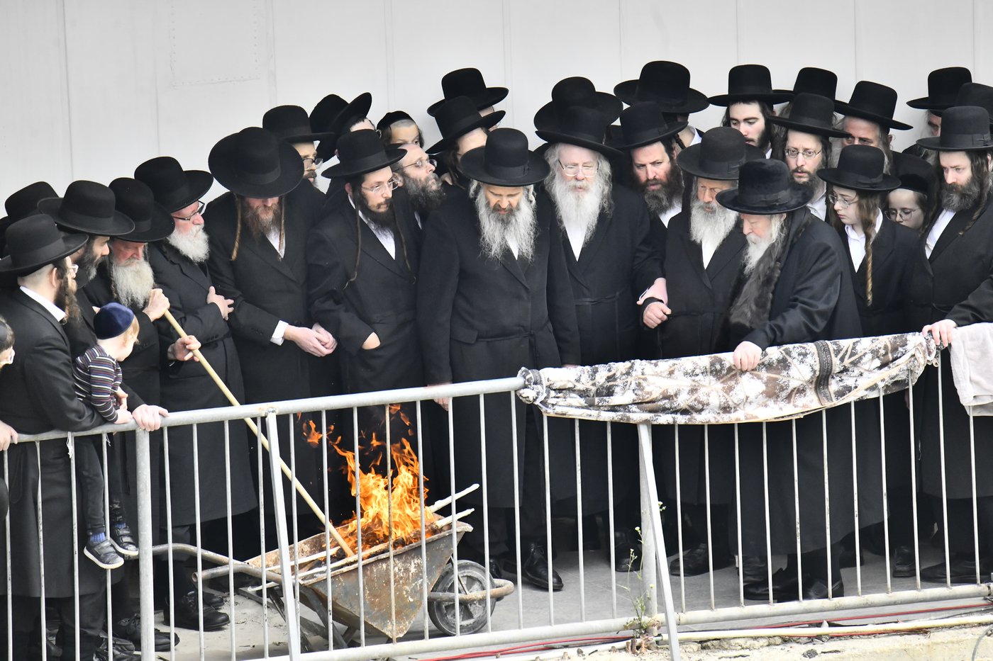 האדמו"ר מגור בשריפת חמץ