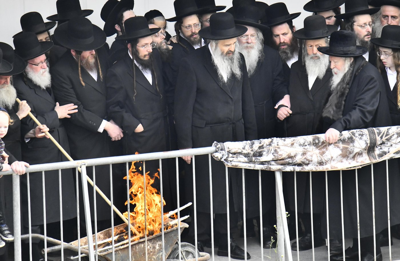 האדמו"ר מגור בשריפת חמץ