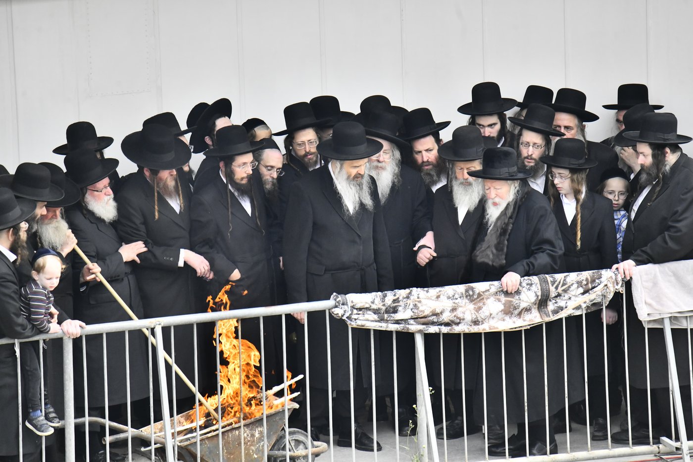 האדמו"ר מגור בשריפת חמץ
