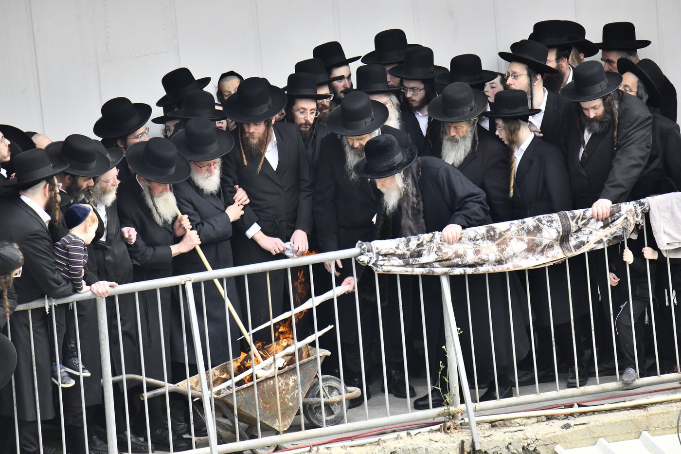 האדמו"ר מגור בשריפת חמץ