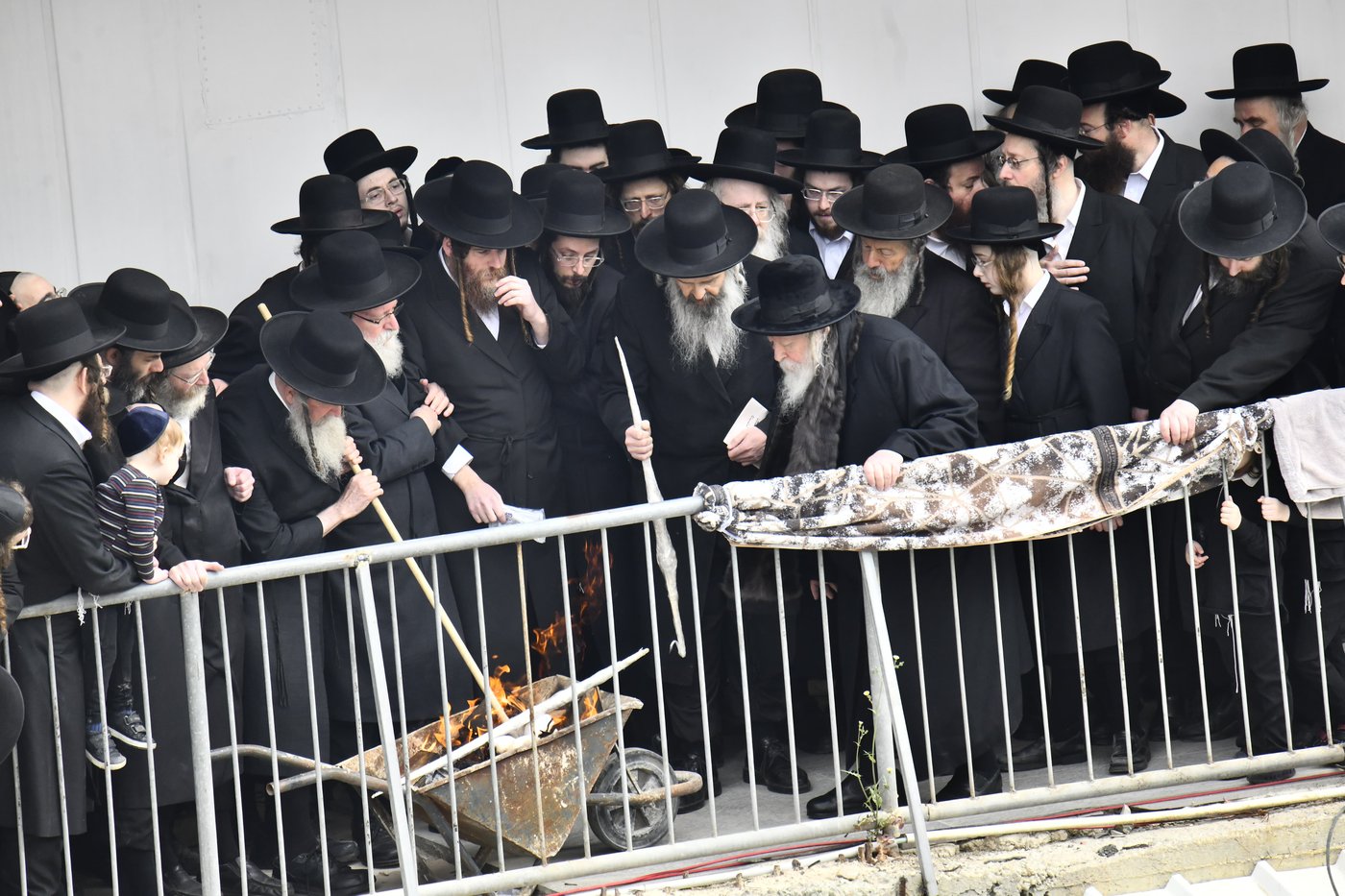 האדמו"ר מגור בשריפת חמץ