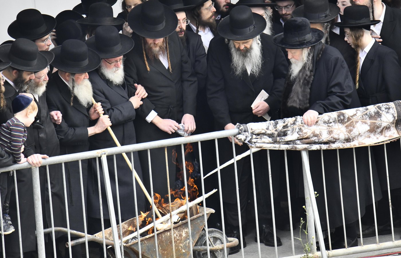 האדמו"ר מגור בשריפת חמץ