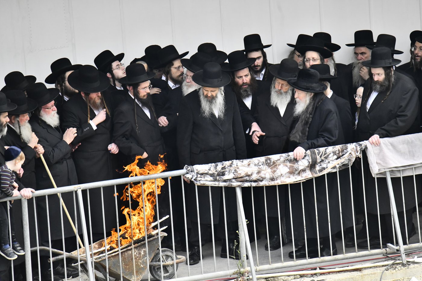 האדמו"ר מגור בשריפת חמץ