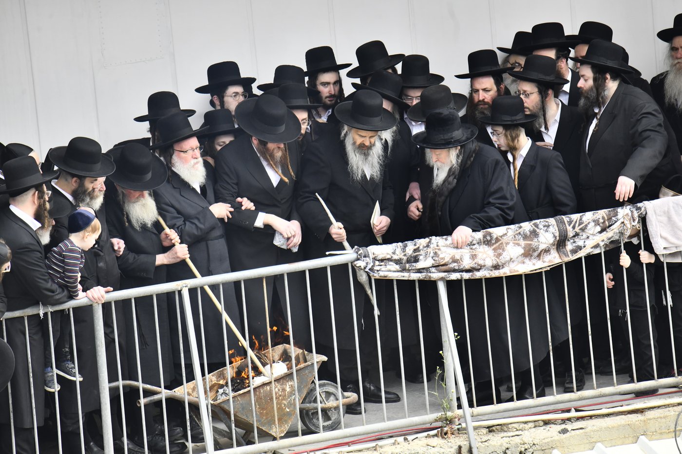 האדמו"ר מגור בשריפת חמץ